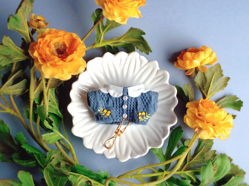 お花の刺繍ニット