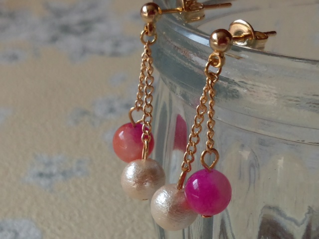 コットンパールとキャンディジェイドのピアス(ベリーピンク)