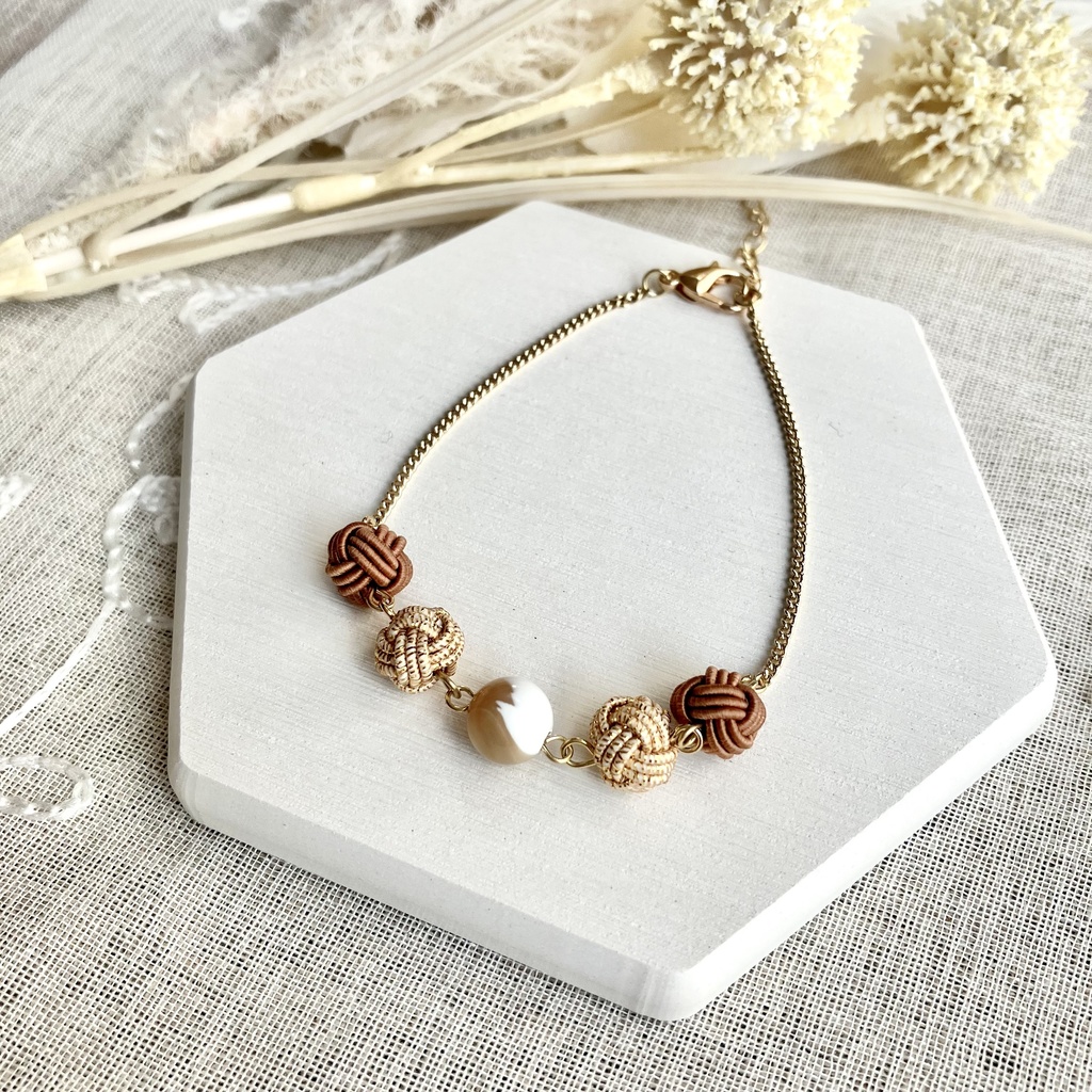 あわじ玉とマザーオブパールのブレスレット ミルクティーカラー