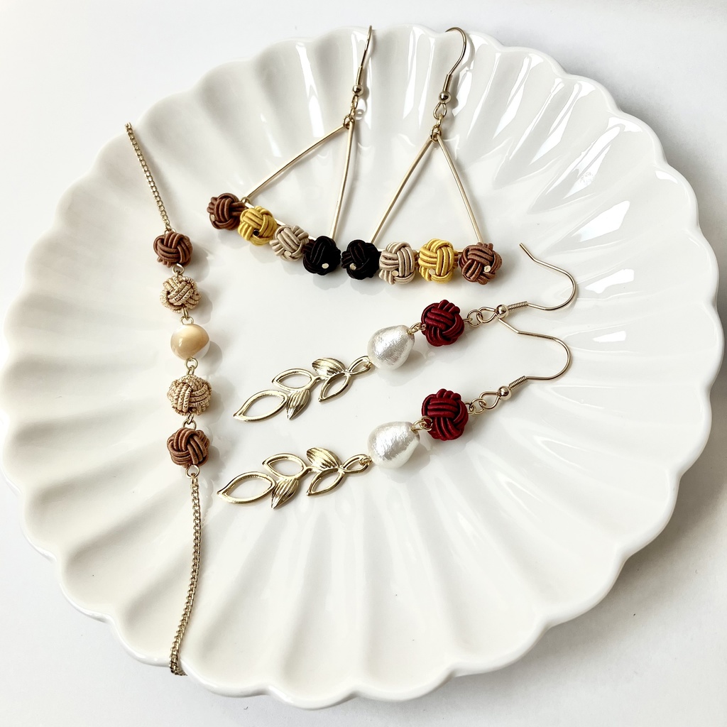 あわじ玉とマザーオブパールのブレスレット ミルクティーカラー