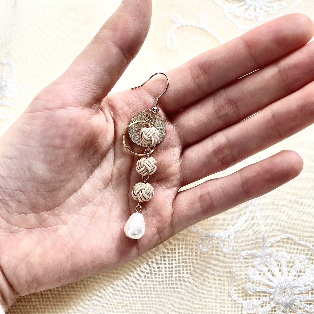 しゃらりとゆれる 水引とコットンパールのピアス(イヤリング)