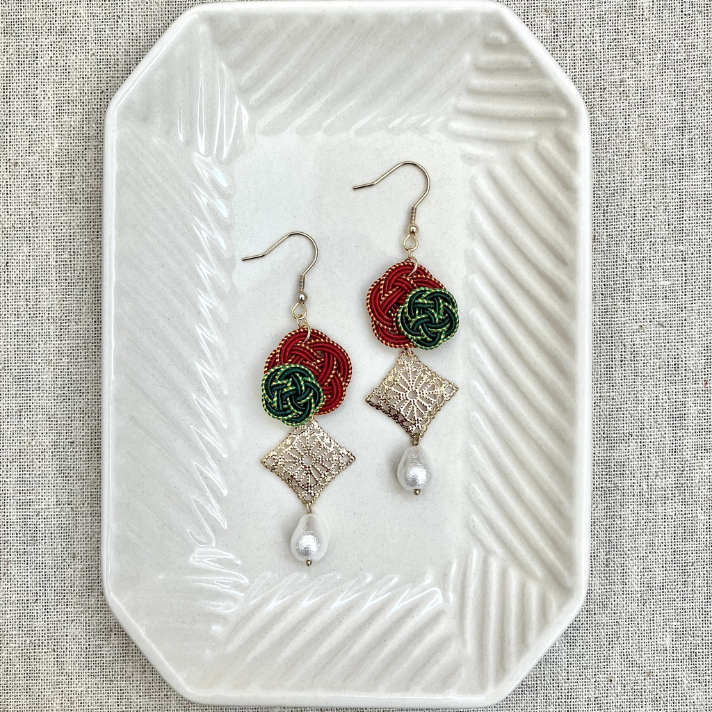 クリスマスカラー🎄かさね梅結びのピアス(イヤリング)