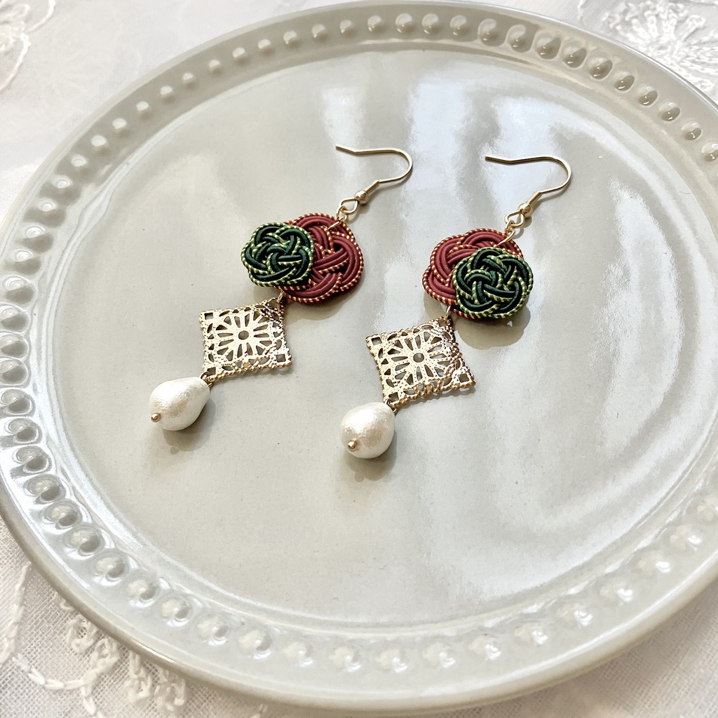 クリスマスカラー🎄かさね梅結びのピアス(イヤリング)
