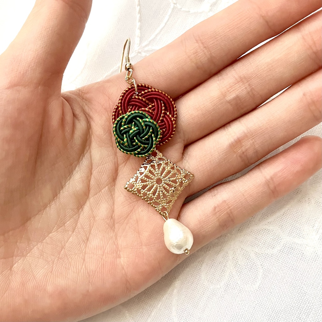 クリスマスカラー🎄かさね梅結びのピアス(イヤリング)
