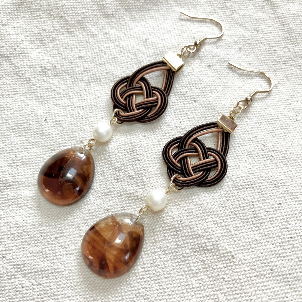 チョコレートカラーのあわじ結び×チェコビーズのピアス(イヤリング)