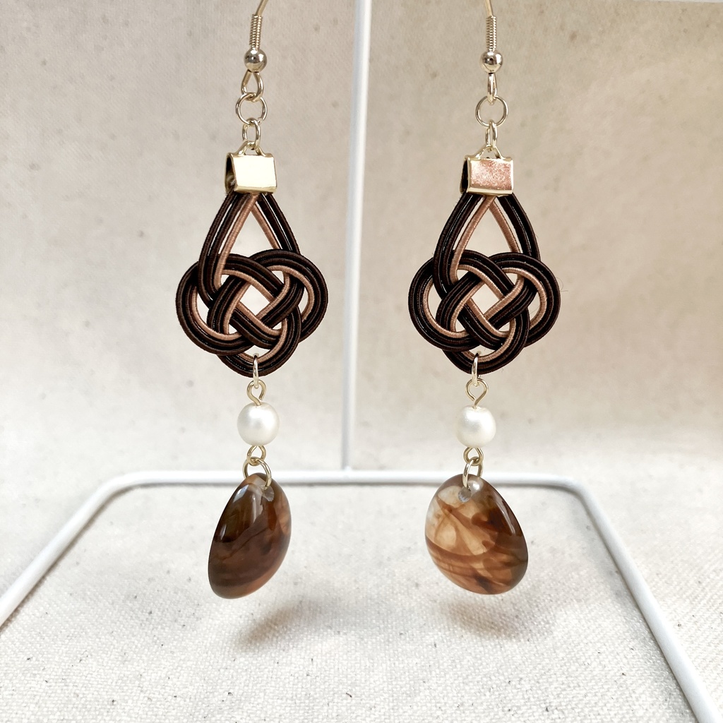 チョコレートカラーのあわじ結び×チェコビーズのピアス(イヤリング)