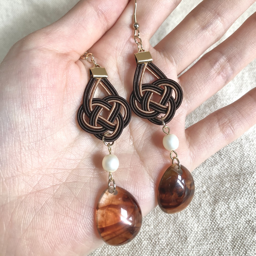 チョコレートカラーのあわじ結び×チェコビーズのピアス(イヤリング)