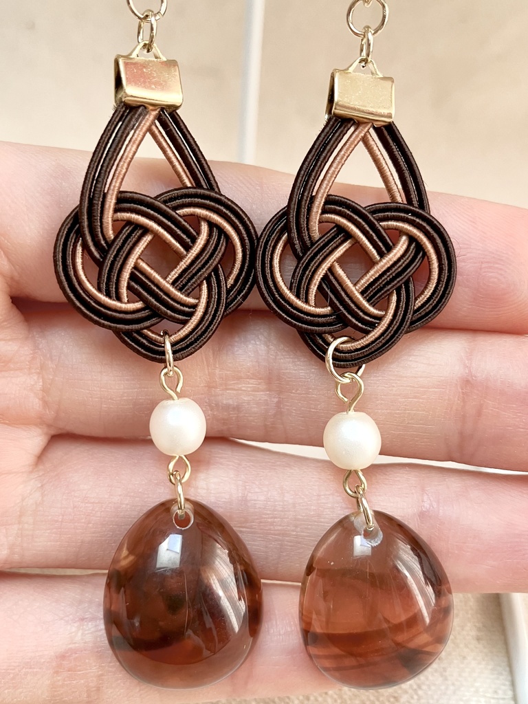 チョコレートカラーのあわじ結び×チェコビーズのピアス(イヤリング)