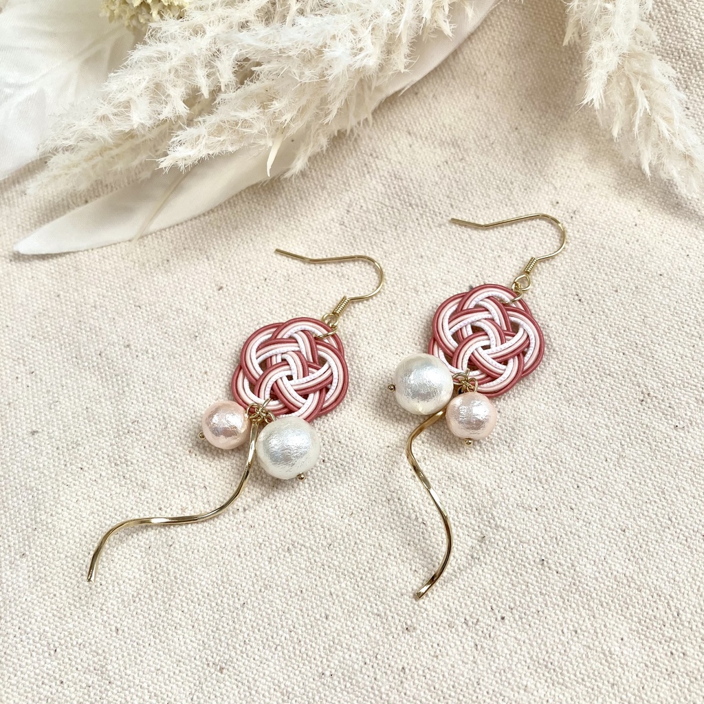 水引アクセサリー 華やかに揺れる 梅結びとコットンパールのピアス