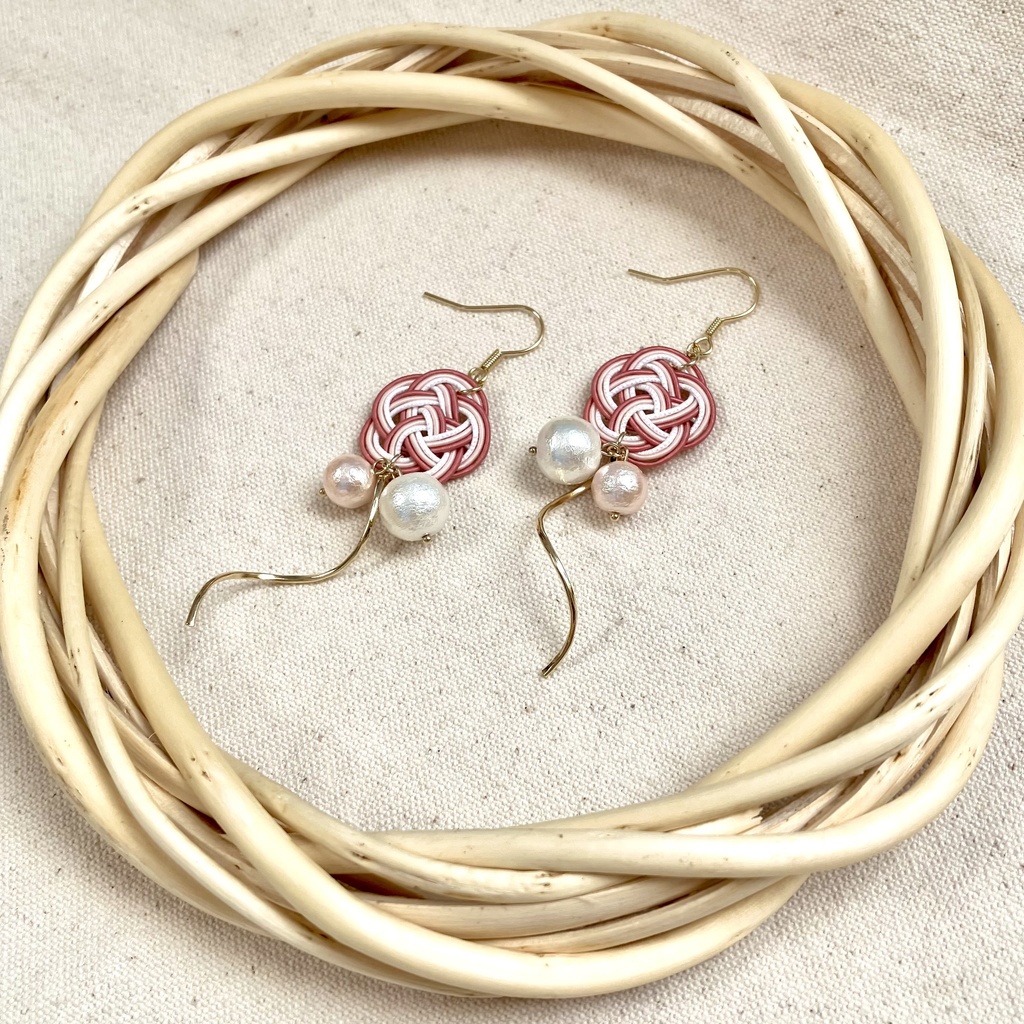 水引アクセサリー 華やかに揺れる 梅結びとコットンパールのピアス