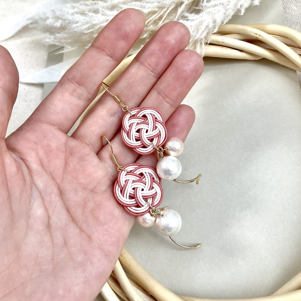 水引アクセサリー 華やかに揺れる 梅結びとコットンパールのピアス
