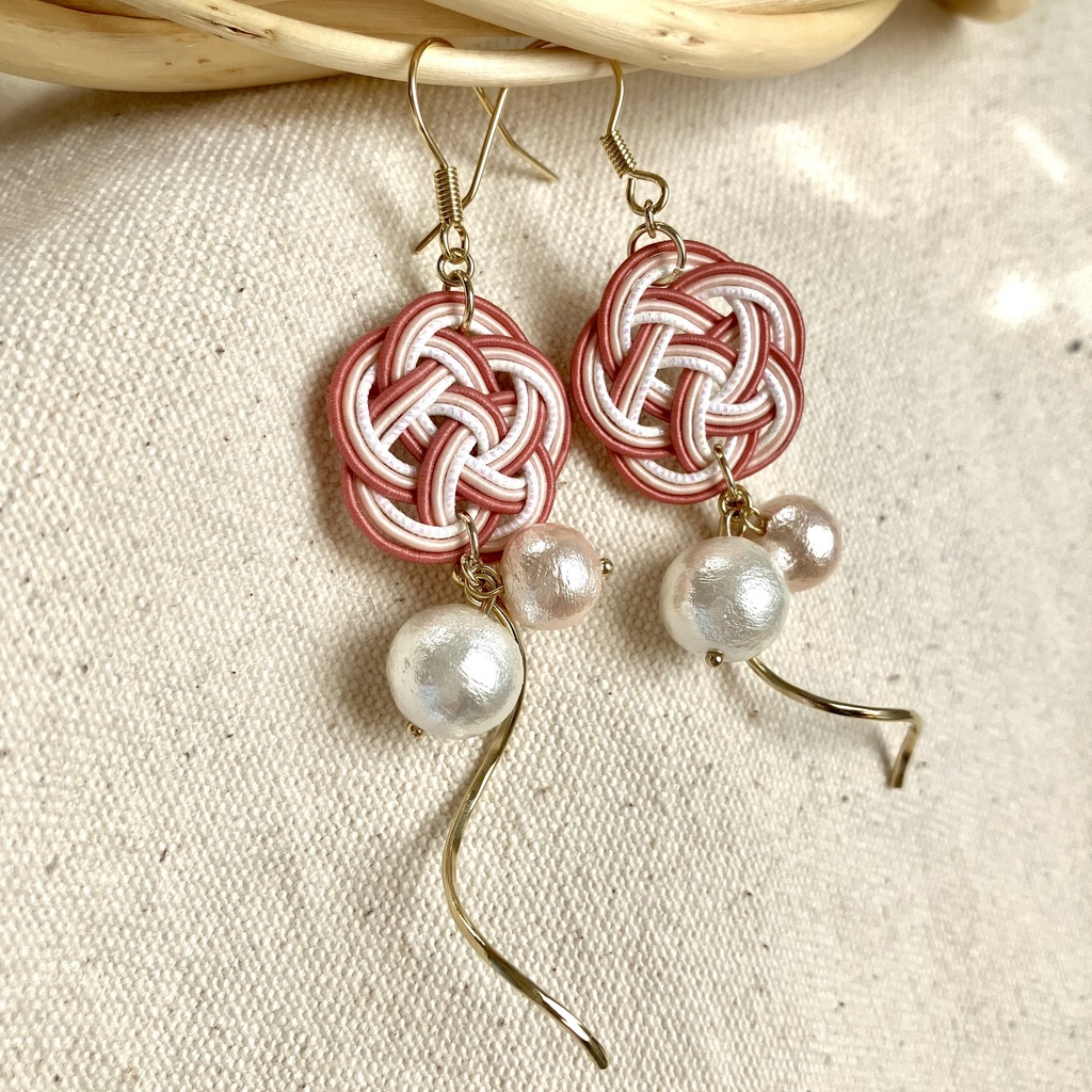 水引アクセサリー 華やかに揺れる 梅結びとコットンパールのピアス