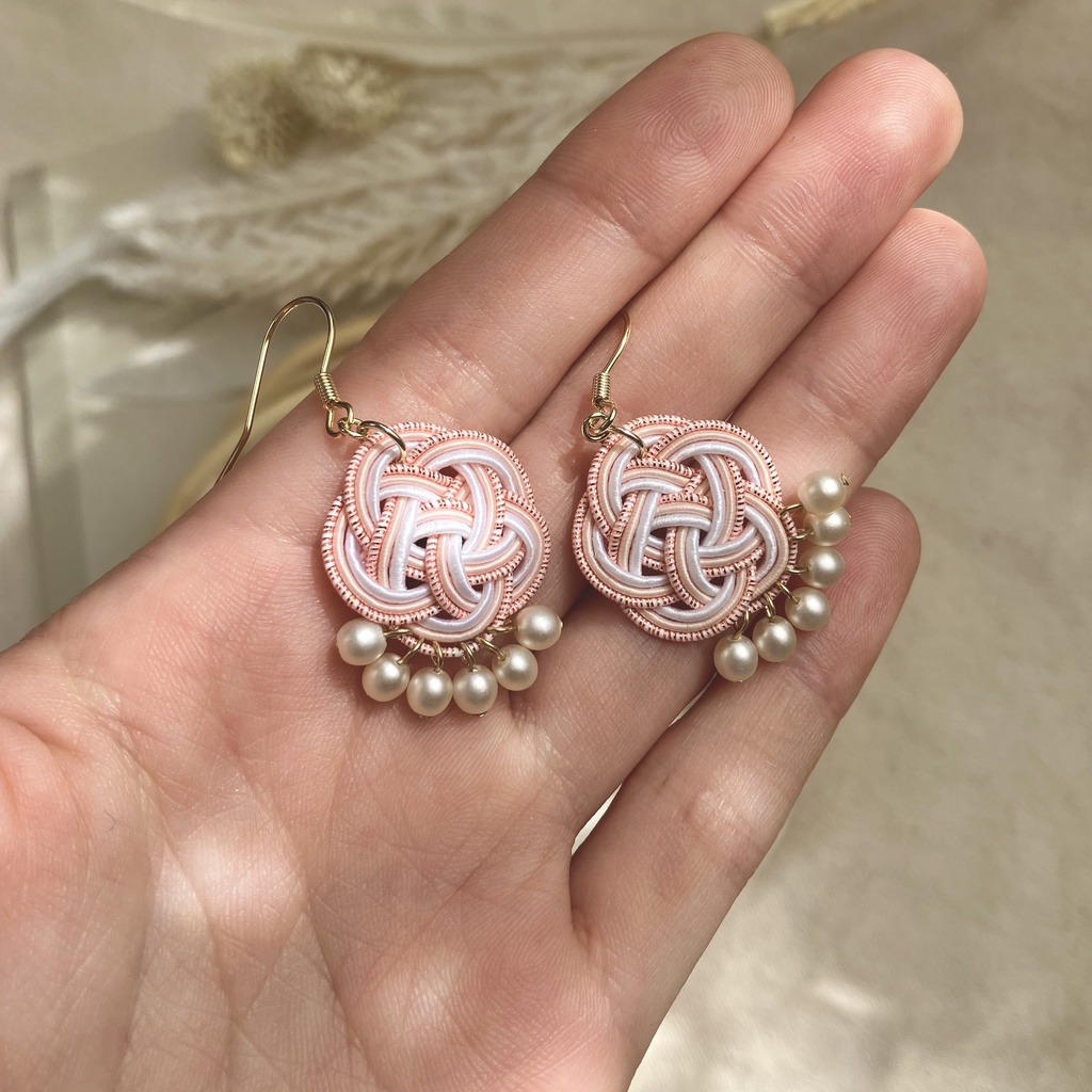 やさしくゆれる 水引アクセサリー 梅結びとチェコビーズのピアス(イヤリング)ピンク