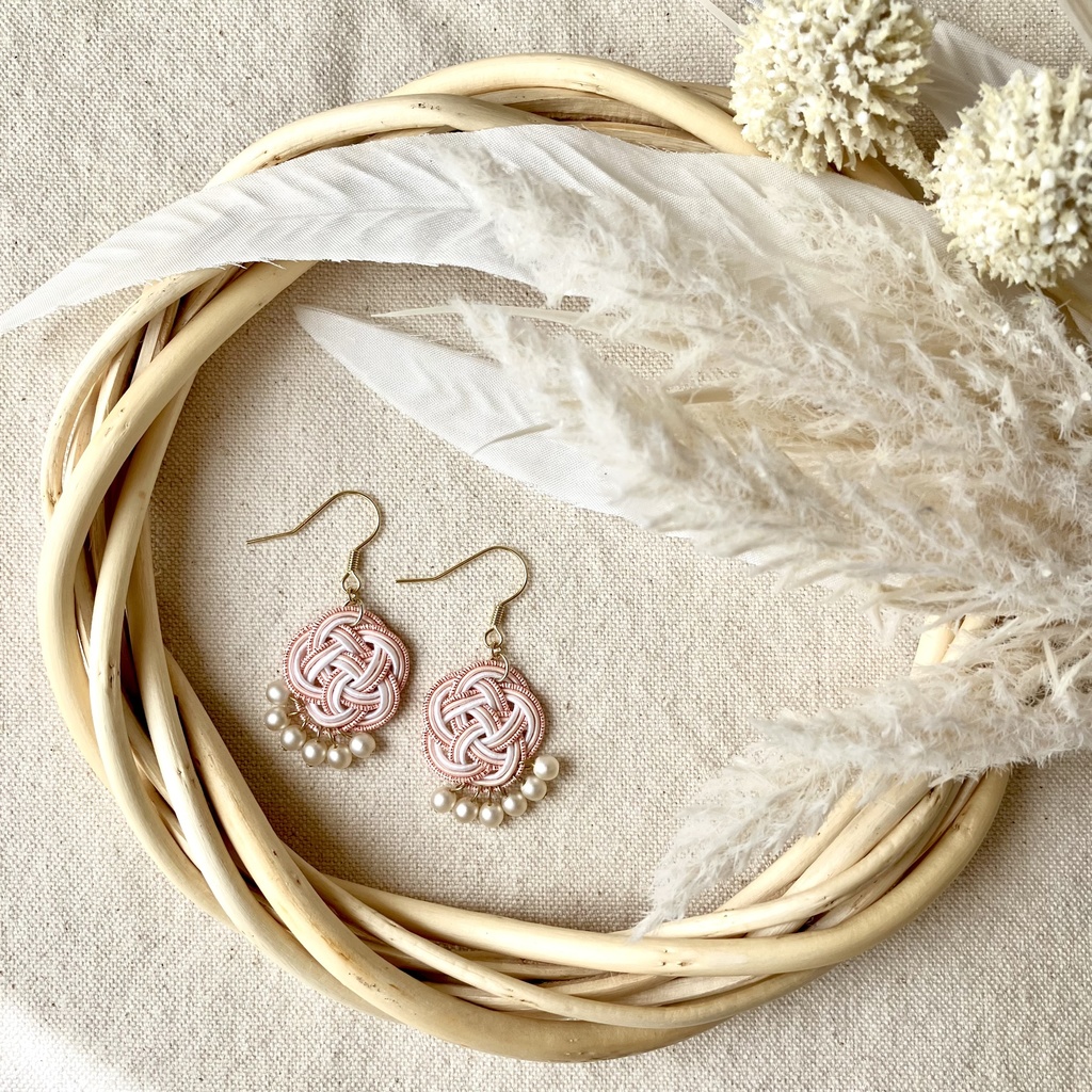 やさしくゆれる 水引アクセサリー 梅結びとチェコビーズのピアス(イヤリング)ピンク