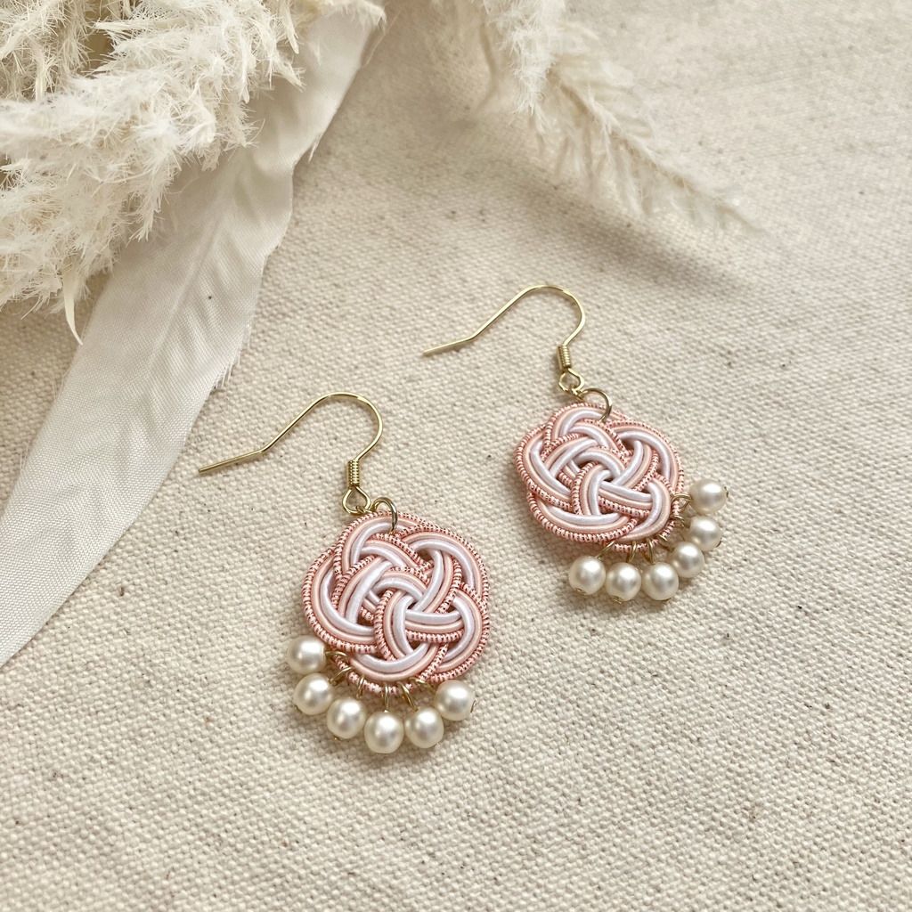 やさしくゆれる 水引アクセサリー 梅結びとチェコビーズのピアス(イヤリング)ピンク