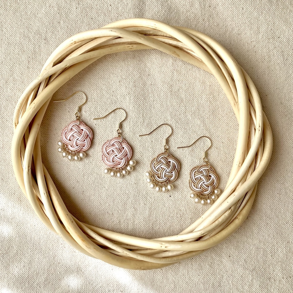 やさしくゆれる 水引アクセサリー 梅結びとチェコビーズのピアス(イヤリング) ベージュ