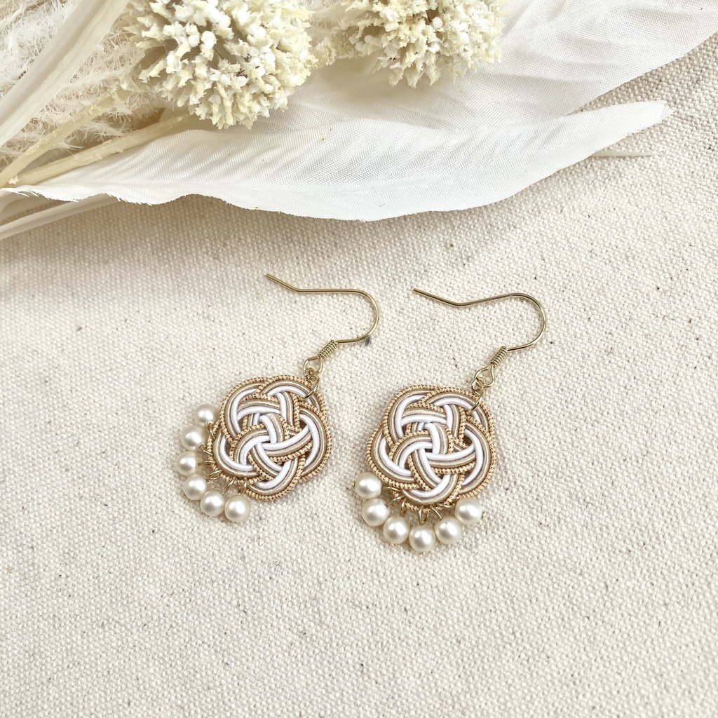 やさしくゆれる 水引アクセサリー 梅結びとチェコビーズのピアス(イヤリング) ベージュ