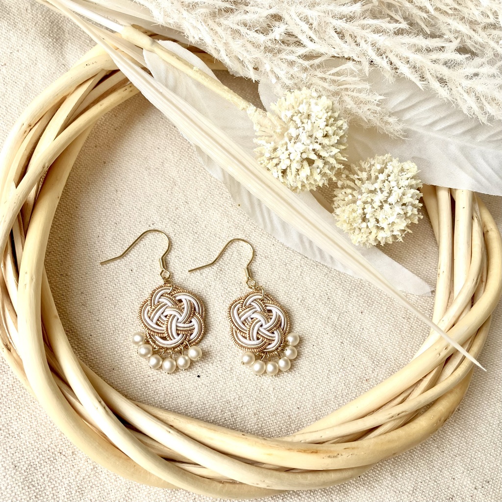 やさしくゆれる 水引アクセサリー 梅結びとチェコビーズのピアス(イヤリング) ベージュ