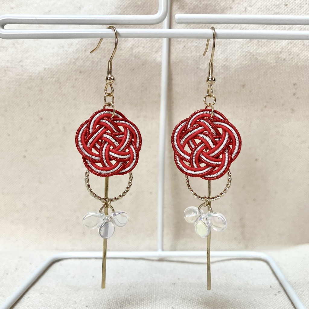 水引 きらきら光る 梅結びの華やかピアス