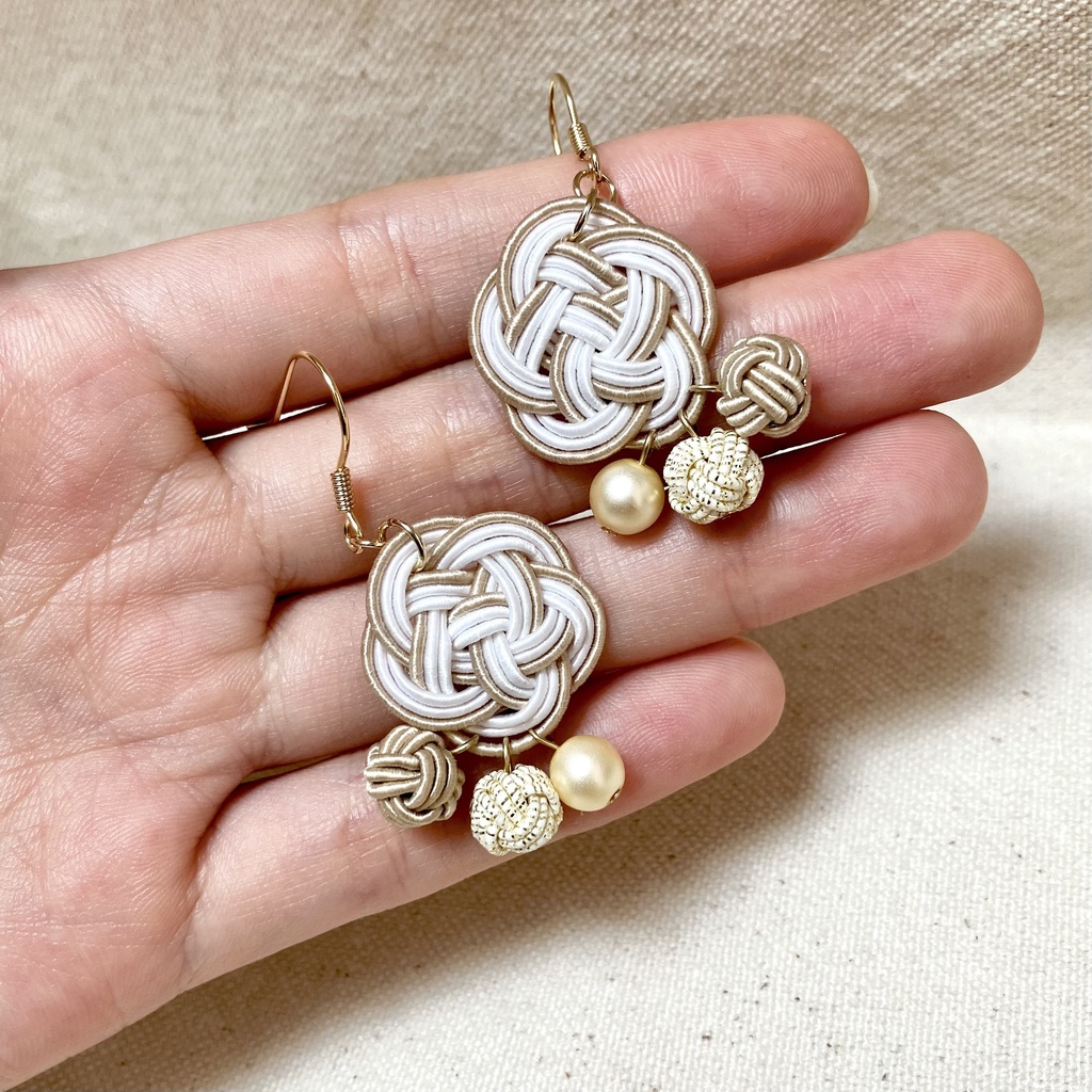 水引 ころりとかわいい 梅結びと玉結びのピアス ベージュ