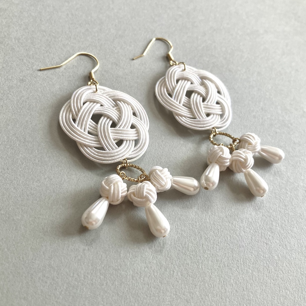 梅結びとあわじ玉×パールビーズのピアス(イヤリング) ホワイト