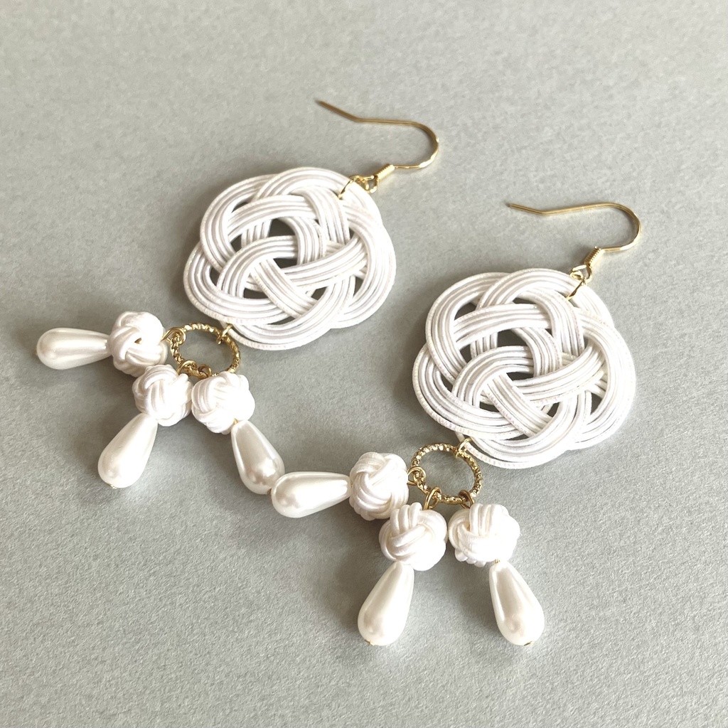 梅結びとあわじ玉×パールビーズのピアス(イヤリング) ホワイト