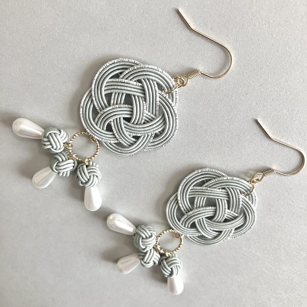 梅結びとあわじ玉×パールビーズのピアス(イヤリング) グレー