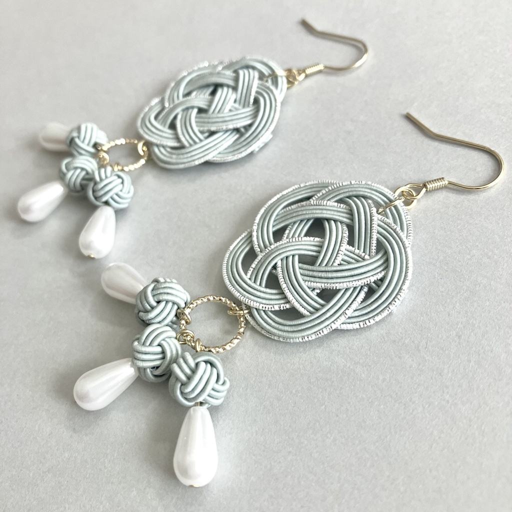 梅結びとあわじ玉×パールビーズのピアス(イヤリング) グレー