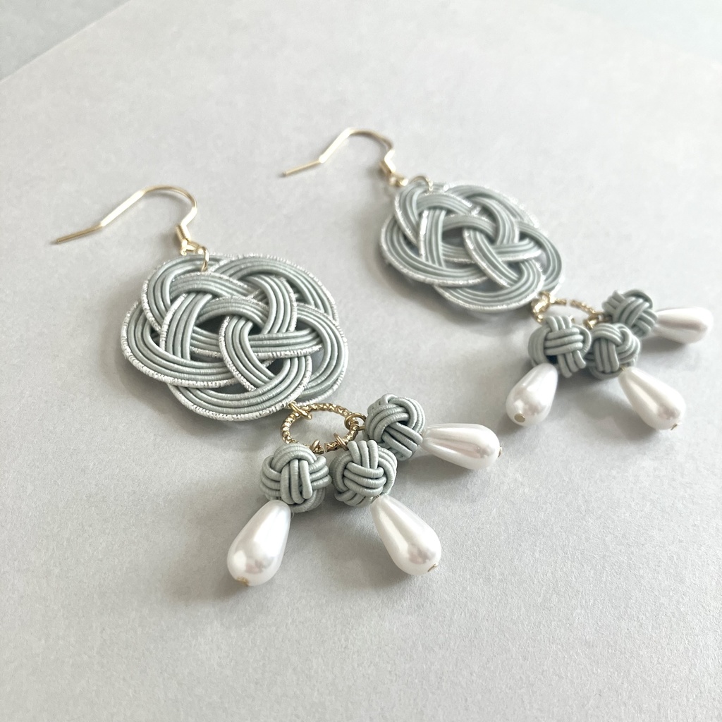 梅結びとあわじ玉×パールビーズのピアス(イヤリング) グレー