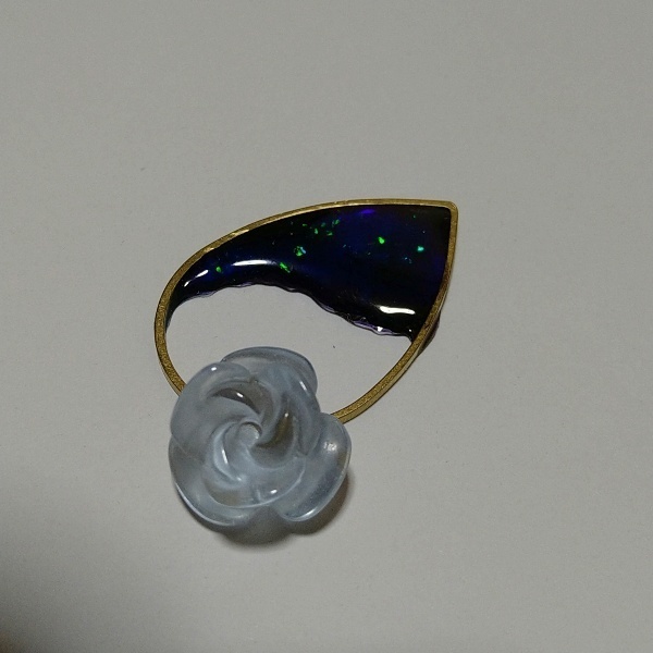 夜空に輝く 北斗七星とバラのラリエット