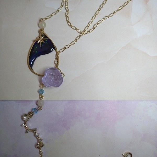 夜空に輝く 北斗七星とバラのラリエット