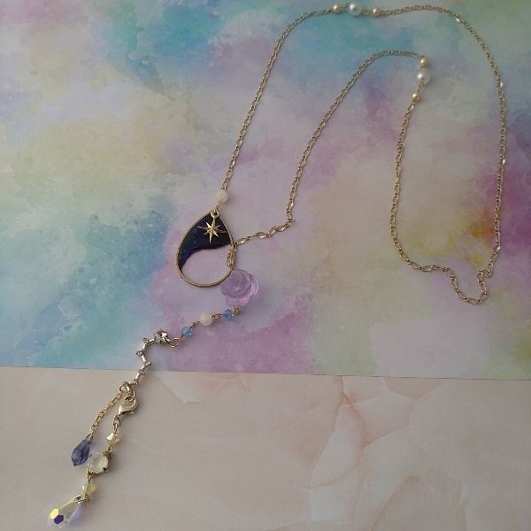 夜空に輝く 北斗七星とバラのラリエット