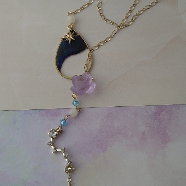 夜空に輝く 北斗七星とバラのラリエット