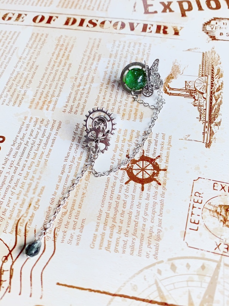 草原を踊る蝶のイヤーカフ