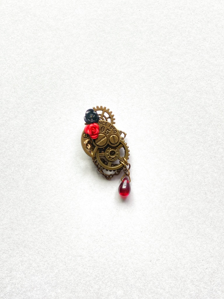 薔薇と連なるイヤーカフ