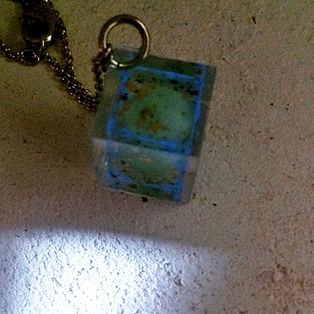 淡く光る星屑のペンダント