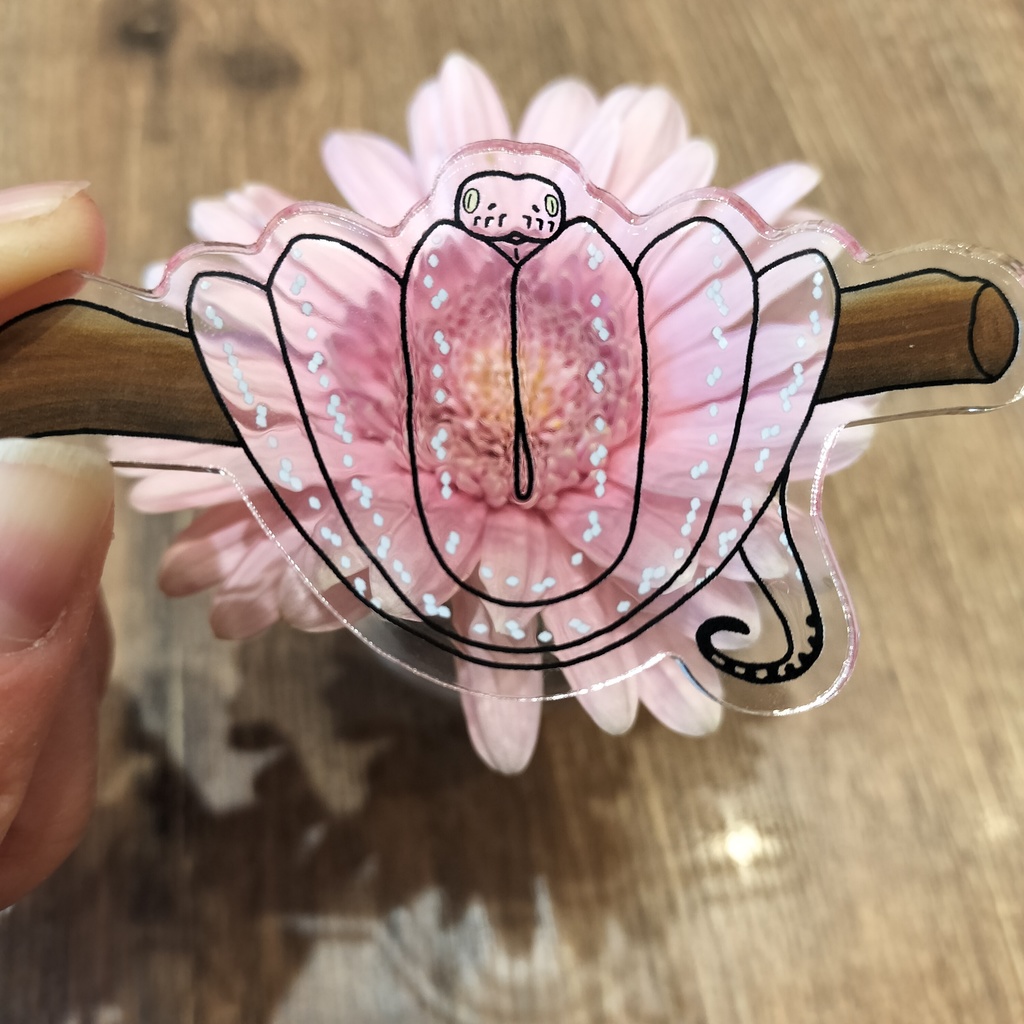 「けしきへび」景色が鱗の模様になるグリーンパイソンのアクリルキーホルダー