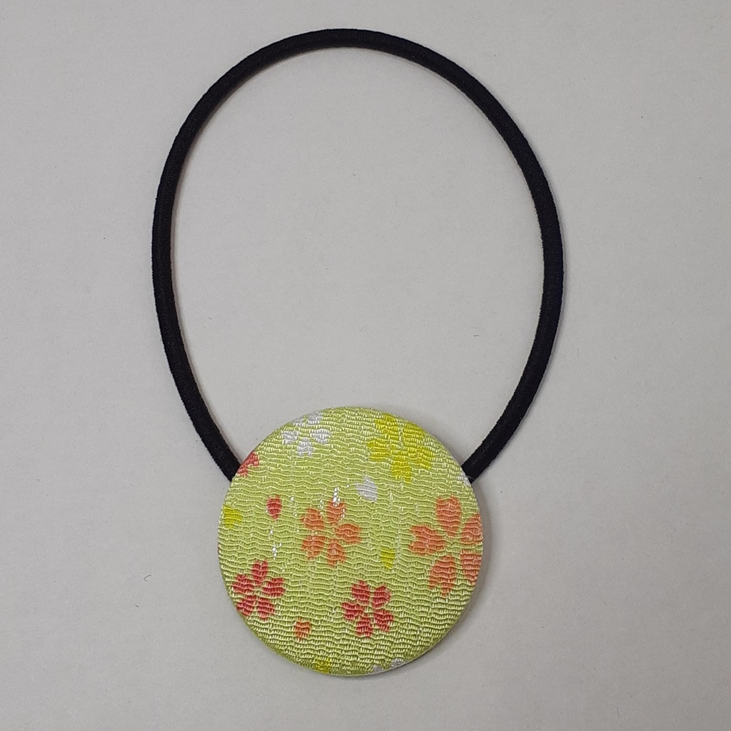 くるみボタンヘアゴム　黄緑色桜柄