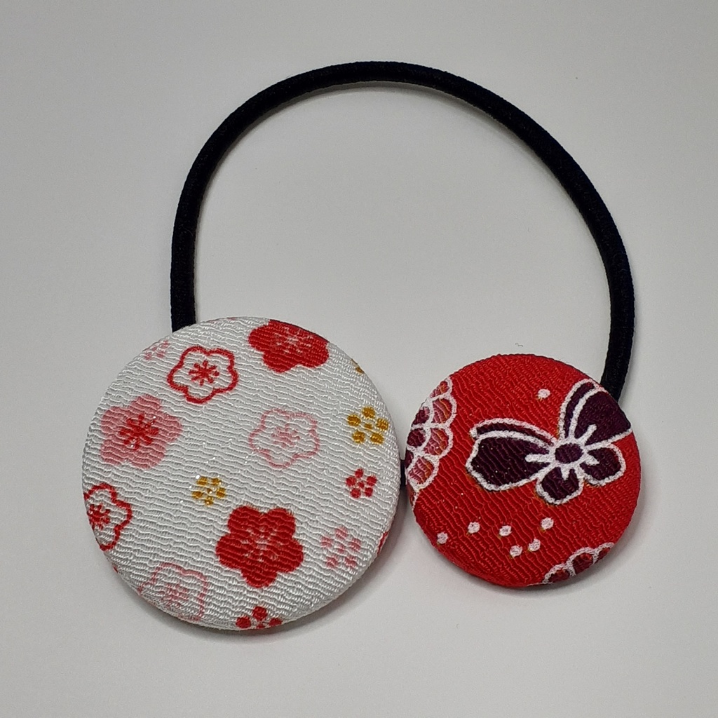 二連くるみボタンヘアゴム　梅柄と赤色和柄