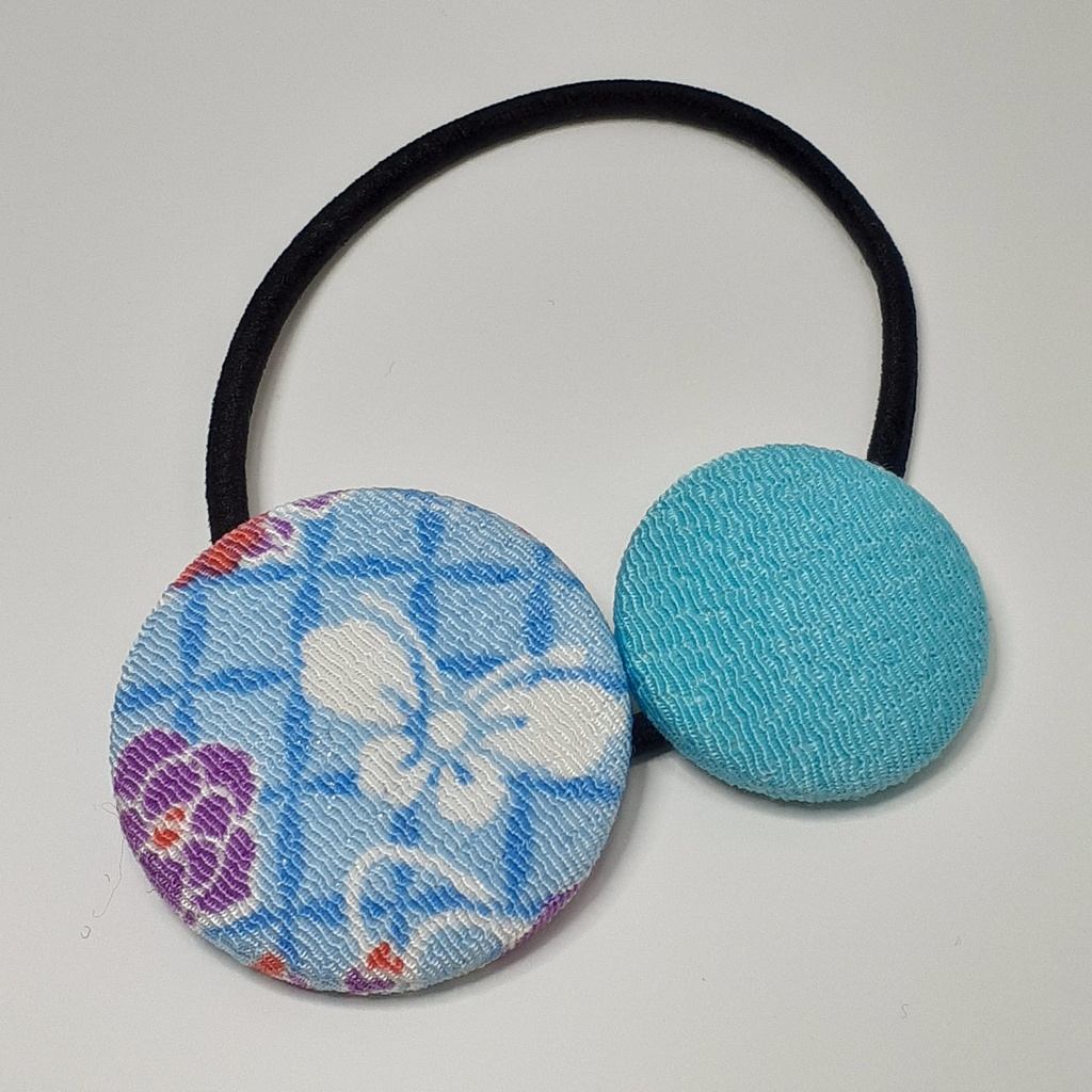 二連くるみボタンヘアゴム　水色和柄と水色