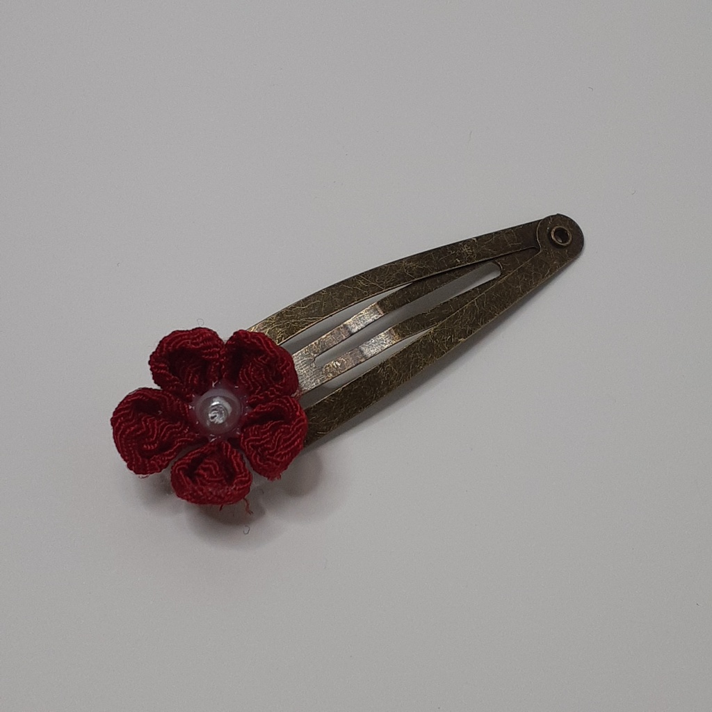 つまみ細工パッチンヘアピン　濃い赤色