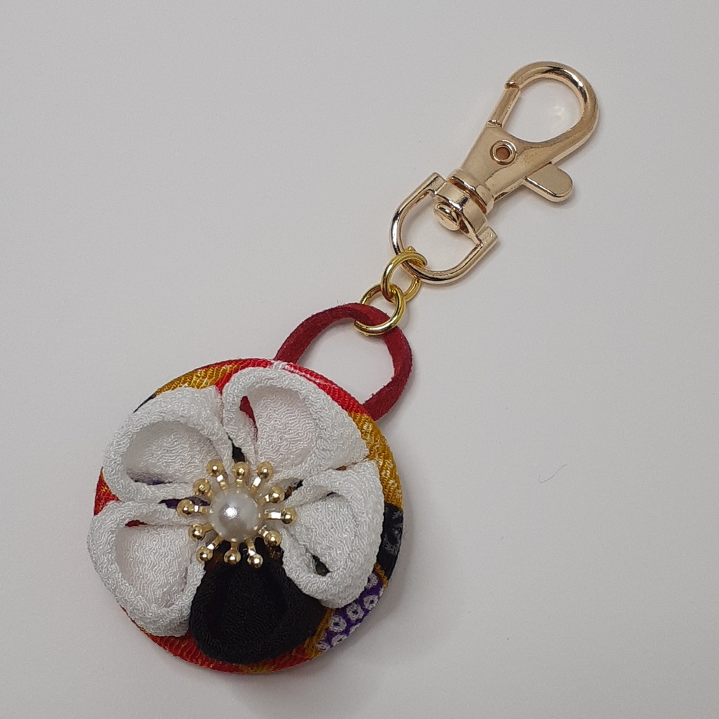 つまみ細工キーホルダー　白色と黒色