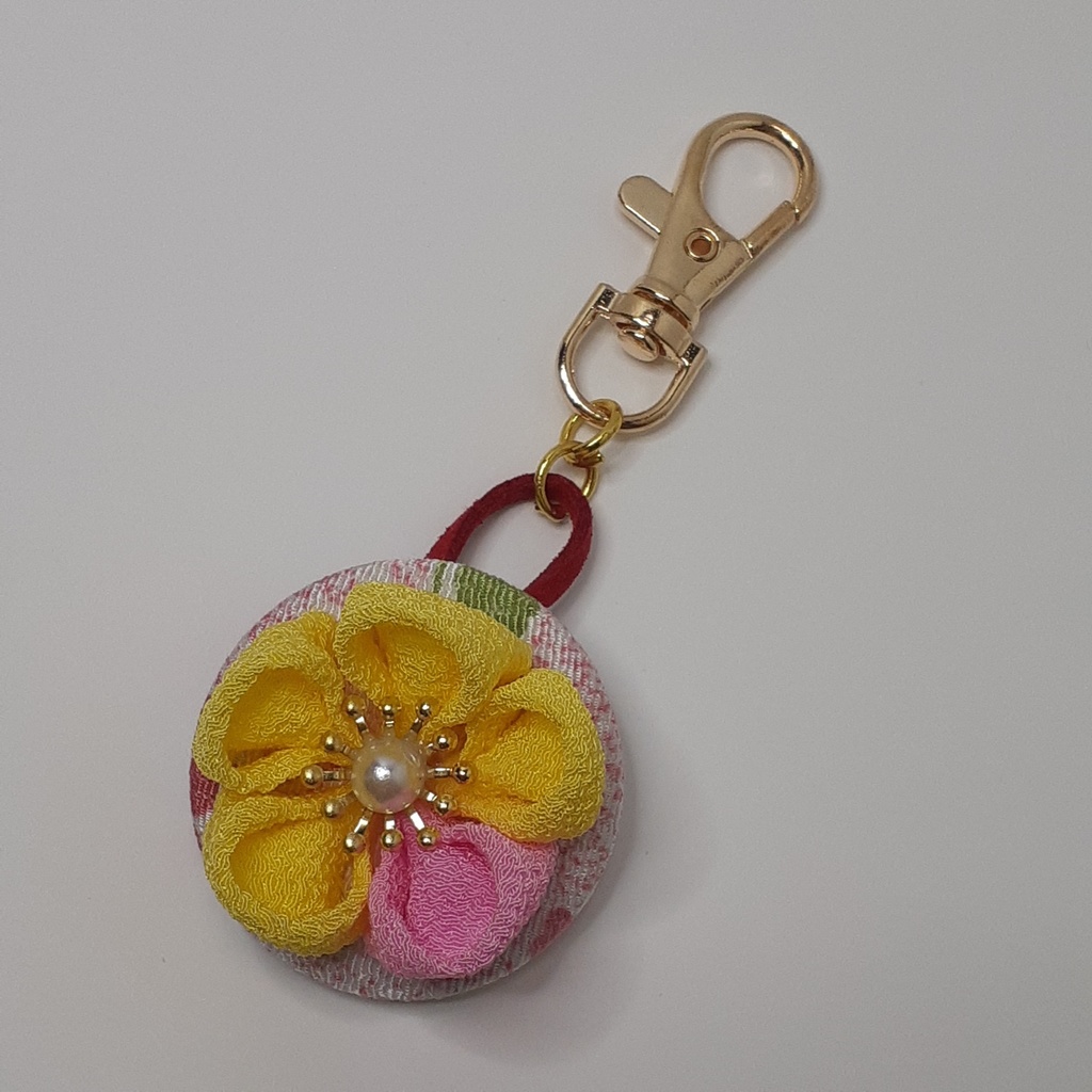 つまみ細工キーホルダー　黄色と桃色