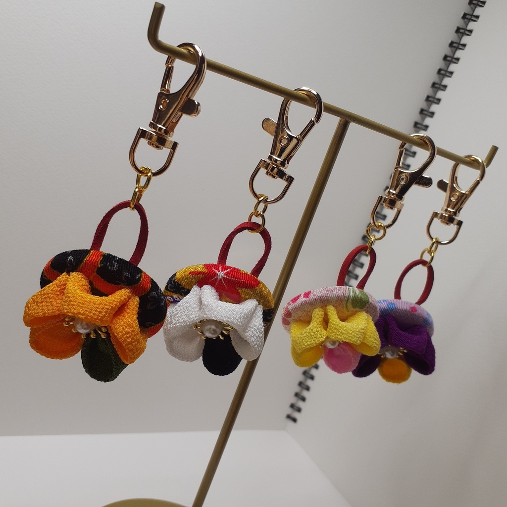 つまみ細工キーホルダー 紫色と黄色