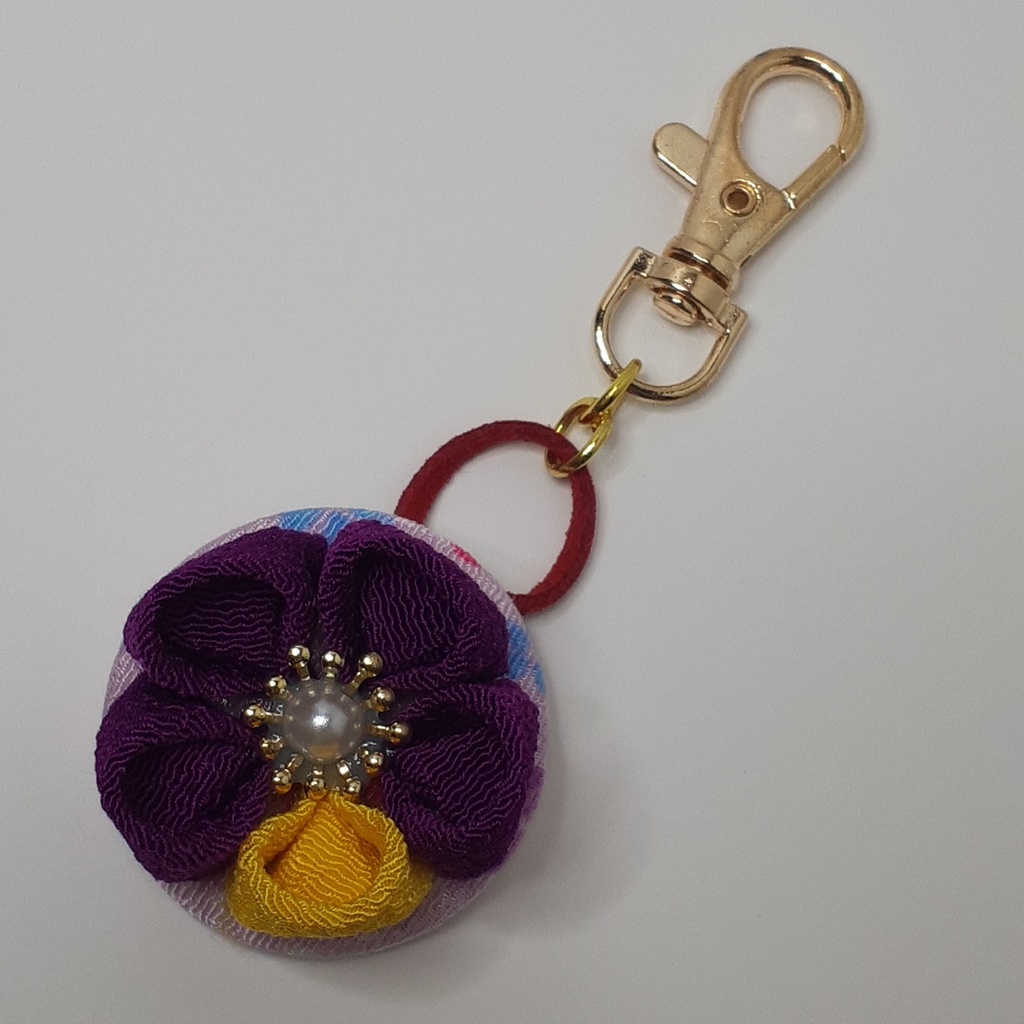 つまみ細工キーホルダー　紫色と黄色
