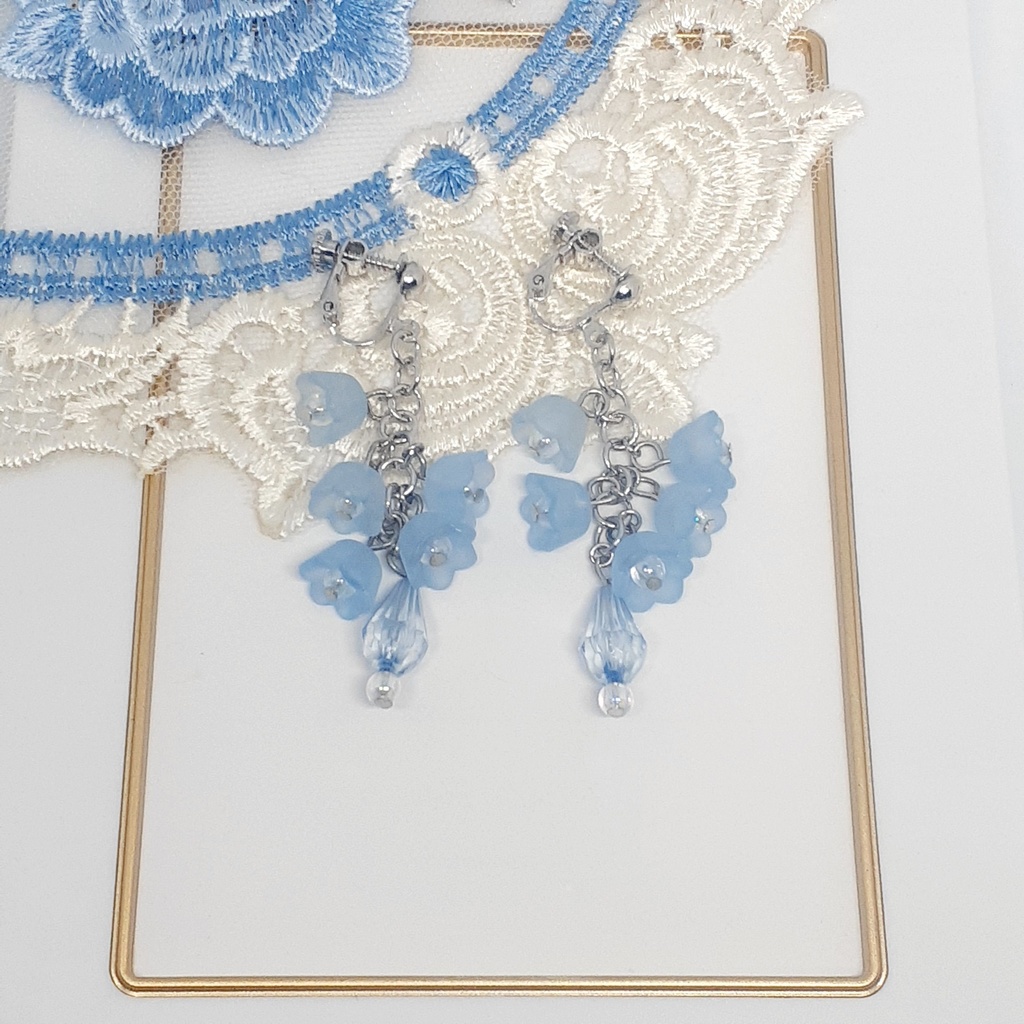 小さなお花のゆらゆらイヤリング【青】