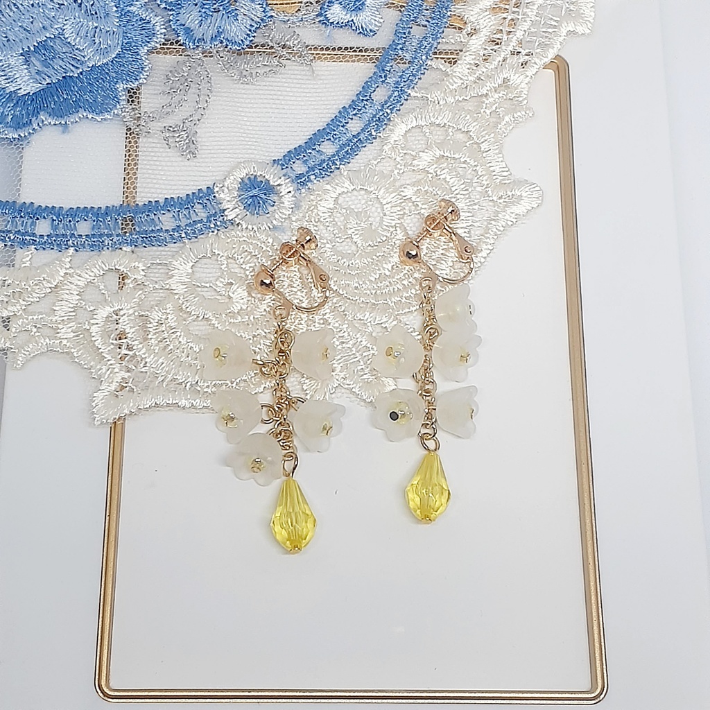 小さなお花のゆらゆらイヤリング【黄色】