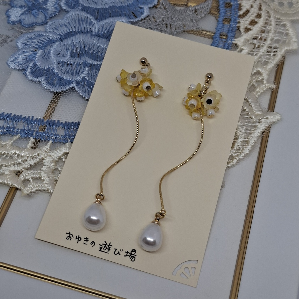 黄色の小花ピアス