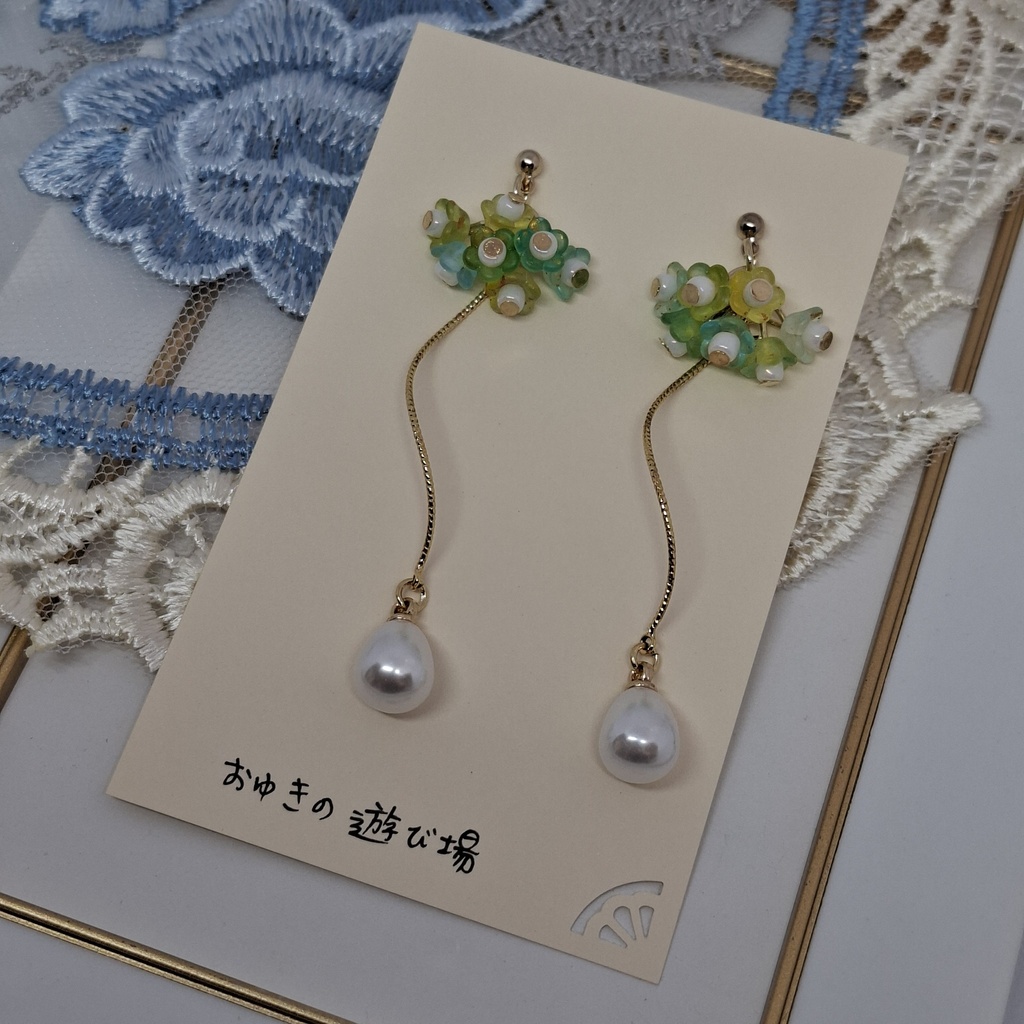 緑色の小花ピアス