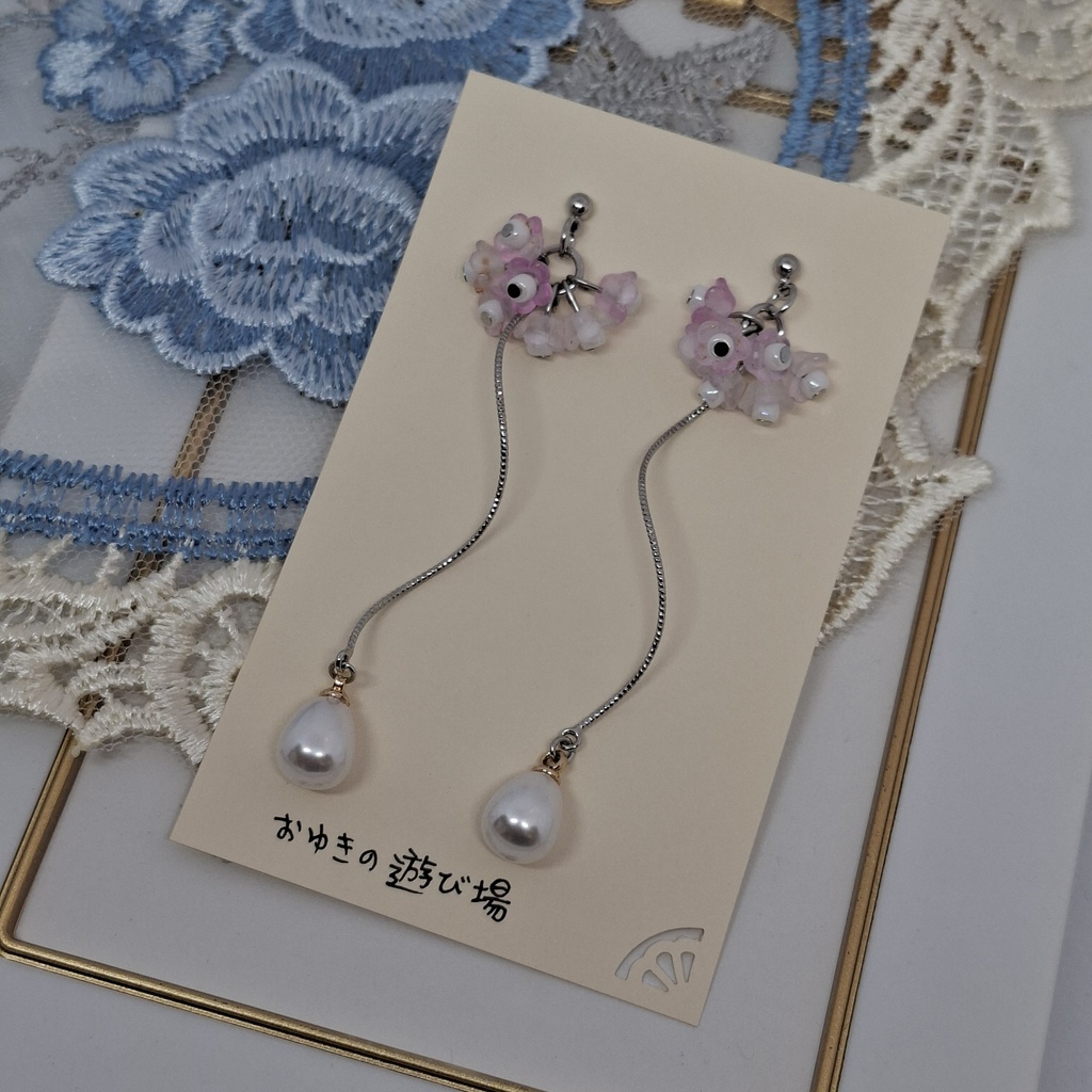 ピンク色の小花ピアス